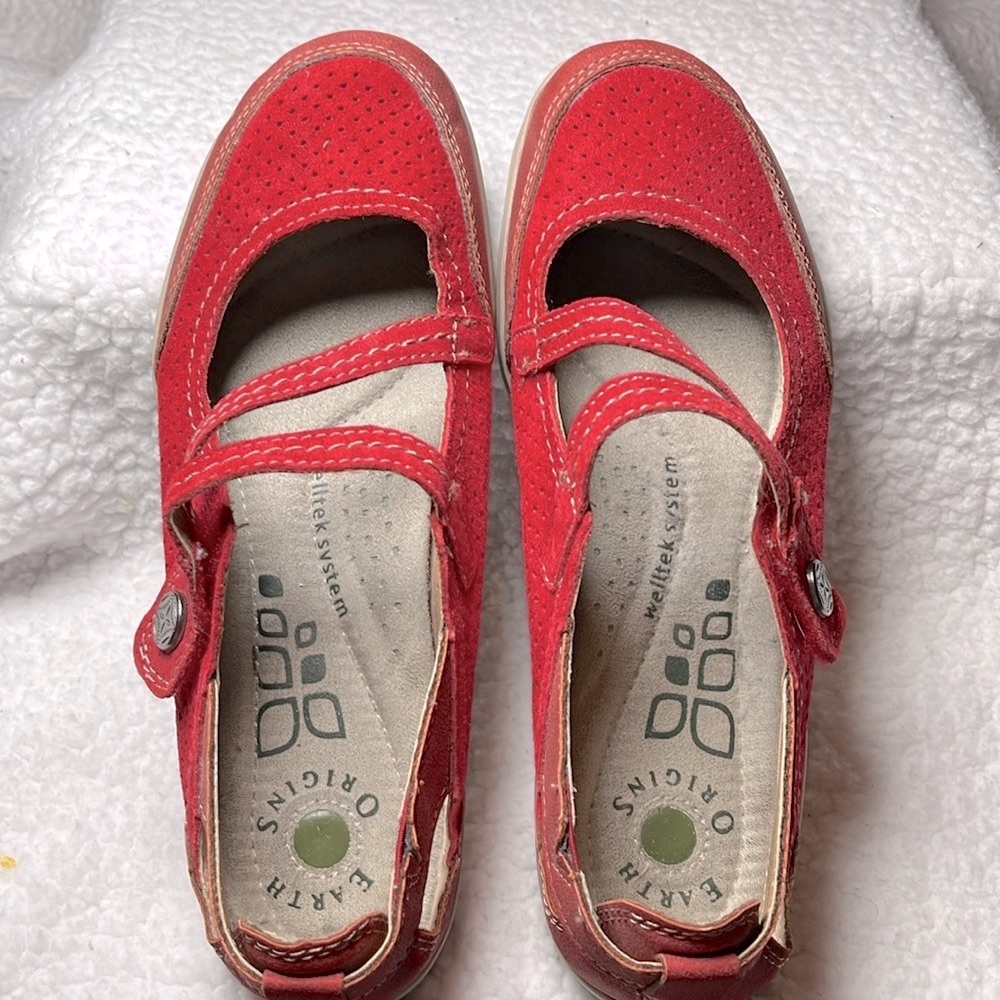 💙Earth Origins 7W Tova Red Mary Jane suede leather Flats. Really great condition